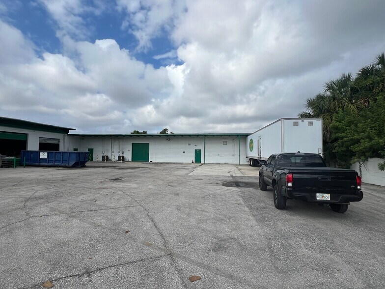 More Photos Of 6400 S Orange Ave, Orlando Warehouse For Lease