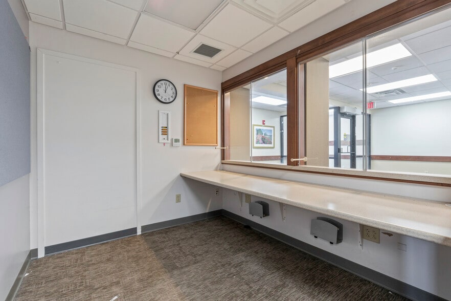 More Photos Of 11 Evergreen Dr, Oakland Office For Sale