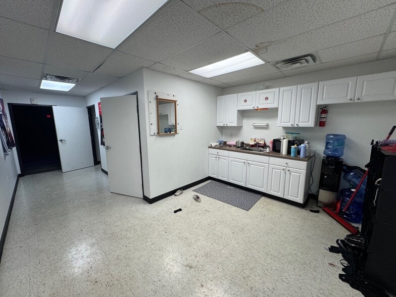 More Photos Of 8325-8339 Nieman Rd, Lenexa Flex For Lease