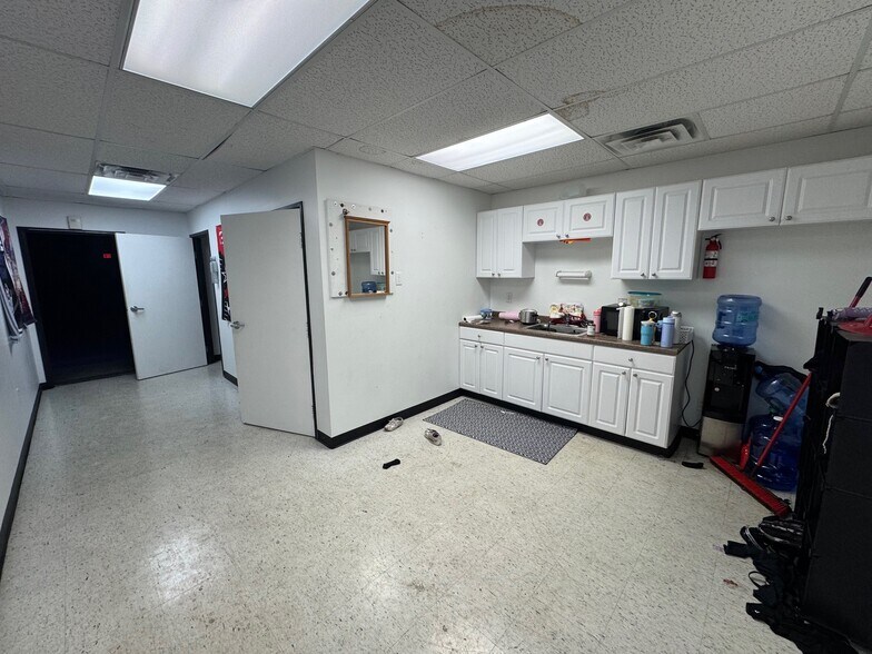 More Photos Of 8325-8339 Nieman Rd, Lenexa Flex For Lease