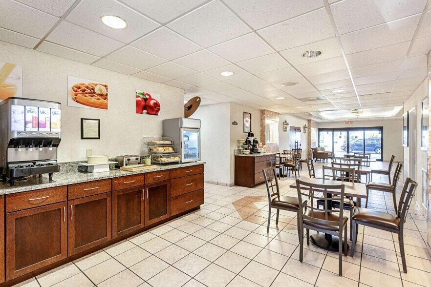 More Photos Of 950 US Highway 1, Vero Beach Hotel For Sale