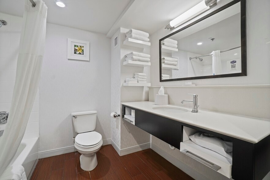 More Photos Of 1500 W 4th St, Adel Hotel For Sale