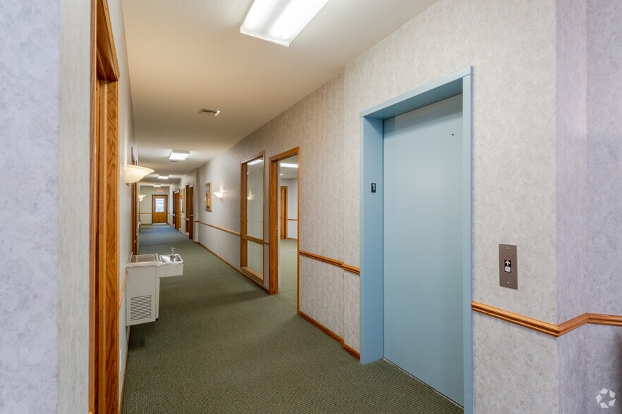 More Photos Of 1001 W Glen Oaks Ln, Mequon Office For Lease