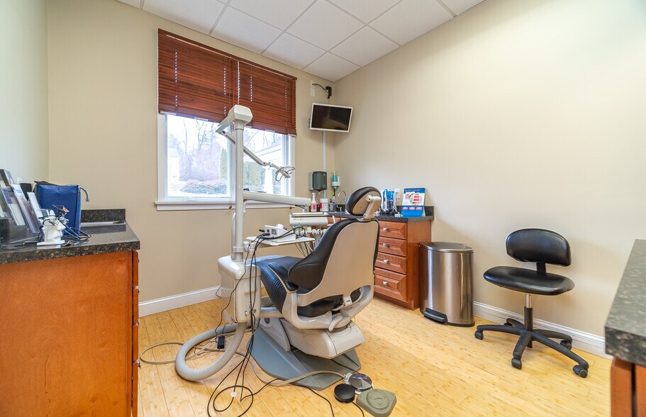 More Photos Of 30 Country Squire Dr, Cromwell Medical For Sale