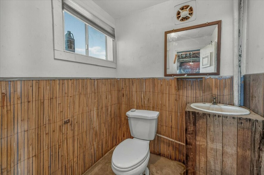 More Photos Of 708 N Pleasant Ave, Fresno Warehouse For Sale