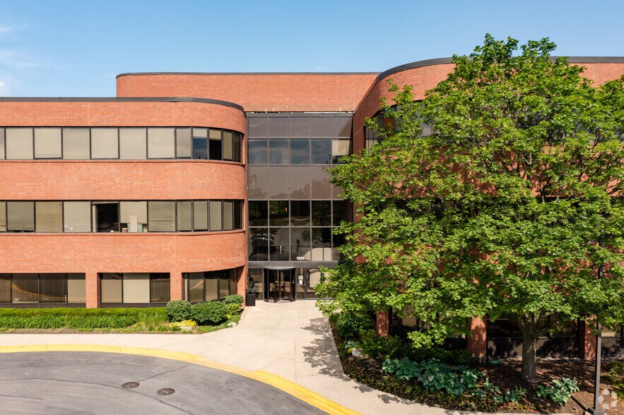 More Photos Of 2525 Cabot Dr, Lisle Office For Lease