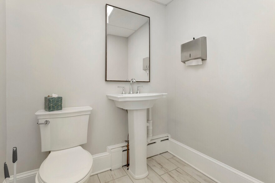 More Photos Of 1000 Oakwood St, Fredericksburg Office For Sale