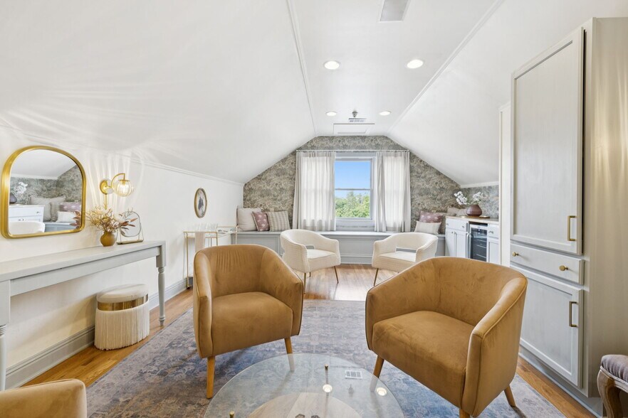 More Photos Of 108 Bridge St, Franklin Storefront For Sale