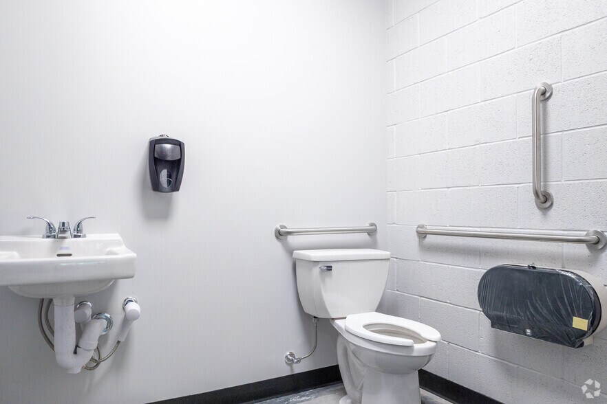 More Photos Of 620 W Commodore Boulevard, Jackson Distribution For Lease