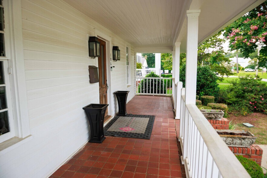 More Photos Of 106 N Alexander Ave, Washington Office For Sale