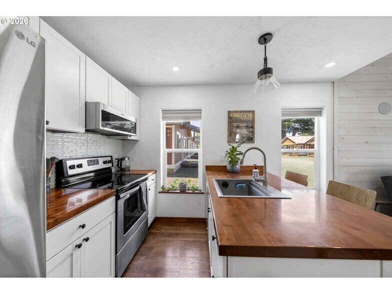 More Photos Of 29940 Harbor Way, Gold Beach Apartments For Sale