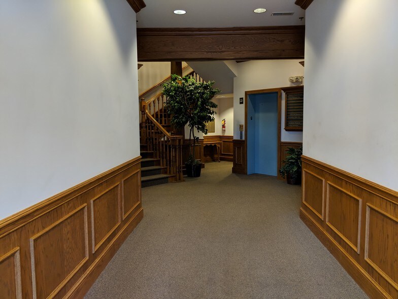 More Photos Of 803 E Washington St, Medina Office For Lease