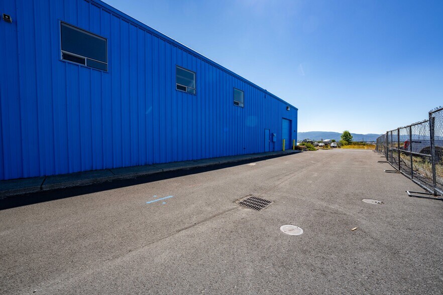 More Photos Of 3755 Crater Lake Hwy, Medford Freestanding For Lease