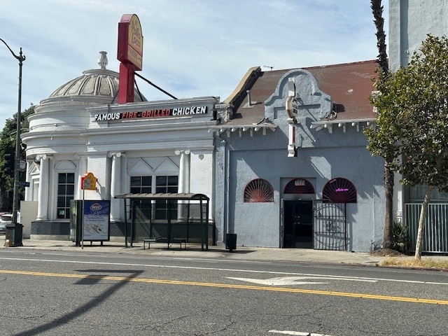 More Photos Of 2205 N Broadway, Los Angeles Bar For Sale