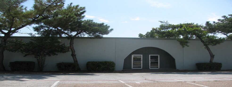 More Photos Of 1507 Central Park Dr, Hurst Warehouse For Lease