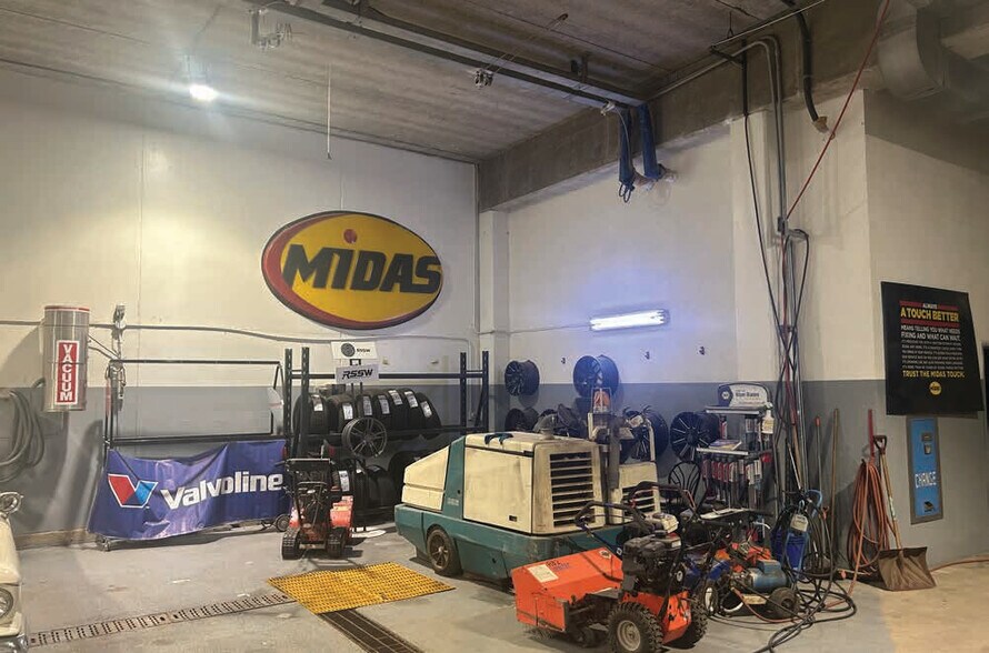 More Photos Of 1075 Notre Dame Av, Winnipeg Auto Repair For Lease