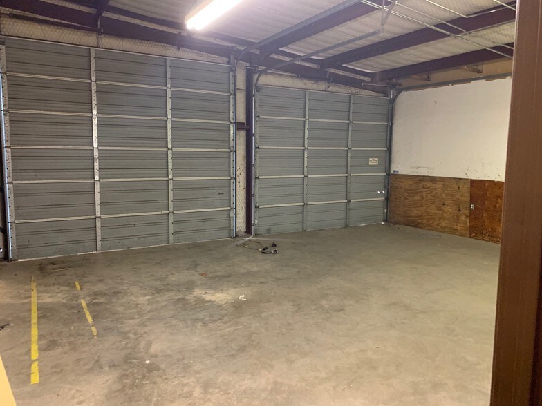 More Photos Of 223 W Danieldale Rd, Dallas Light Distribution For Sale