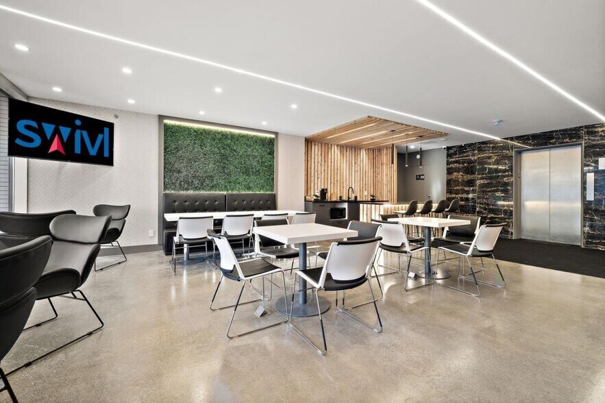 Primary Photo Of 4950 Ch Queen-Mary, Montréal Coworking Space