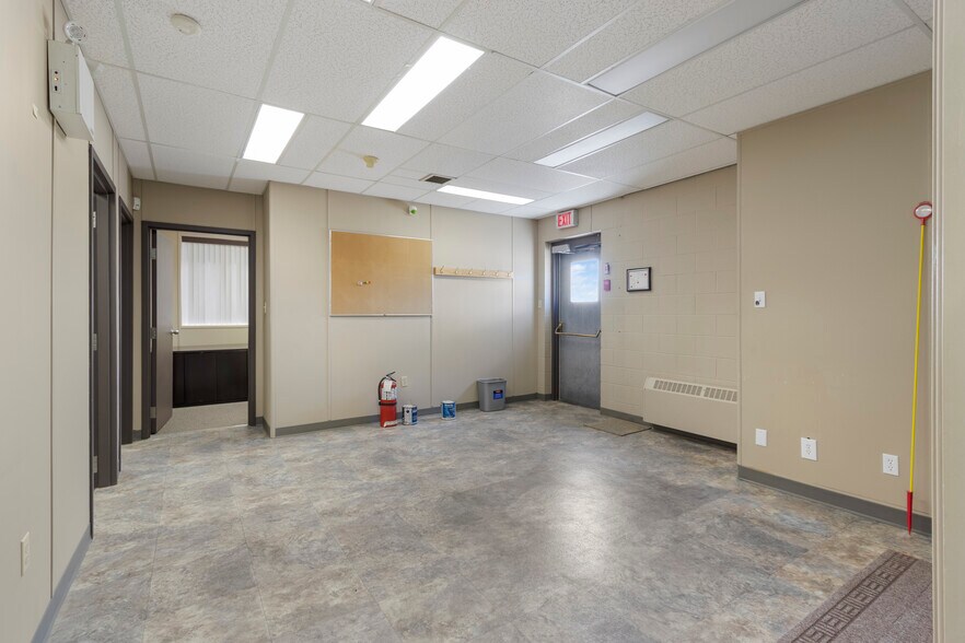 More Photos Of 5516 Industrial Rd, Rocky Rapids Office For Lease