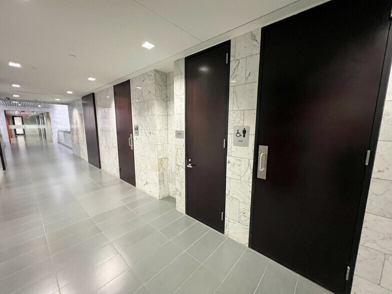 More Photos Of 303 Veterans Airpark Ln, Midland Office For Lease