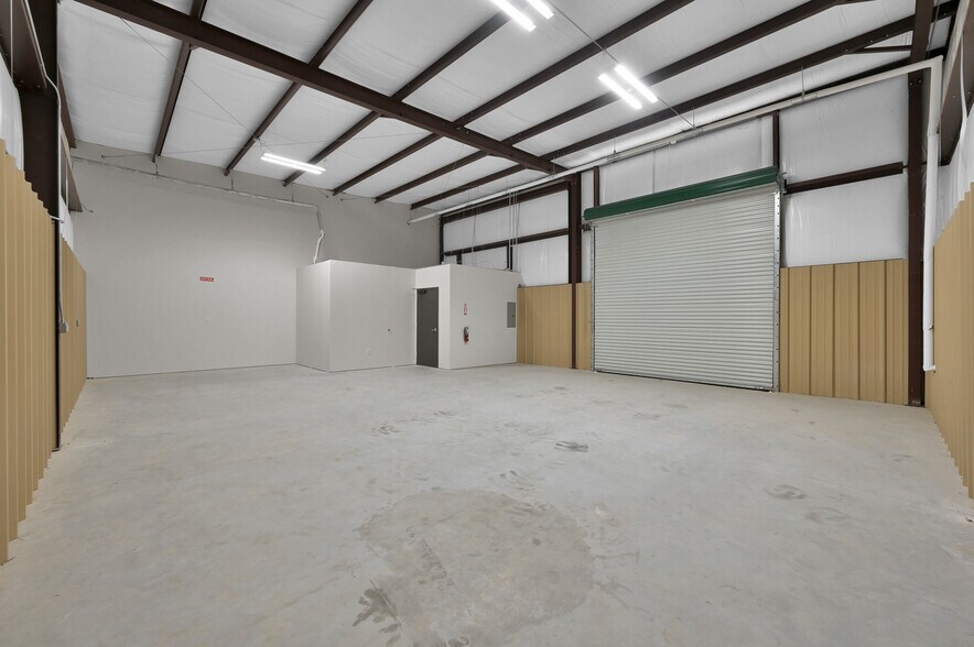 More Photos Of 503 Hufsmith, Tomball Warehouse For Lease