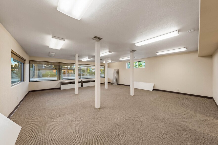 More Photos Of 735 SE 7th St, Grants Pass Office For Sale