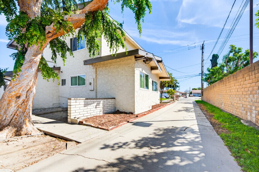More Photos Of 15003 Larch Ave, Lawndale Apartments For Sale