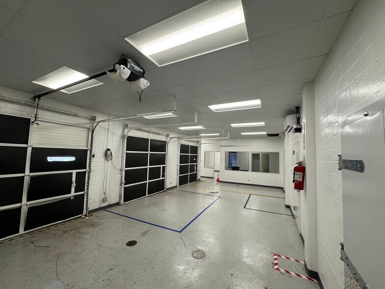 More Photos Of 1403 E Houston St, San Antonio Flex For Lease