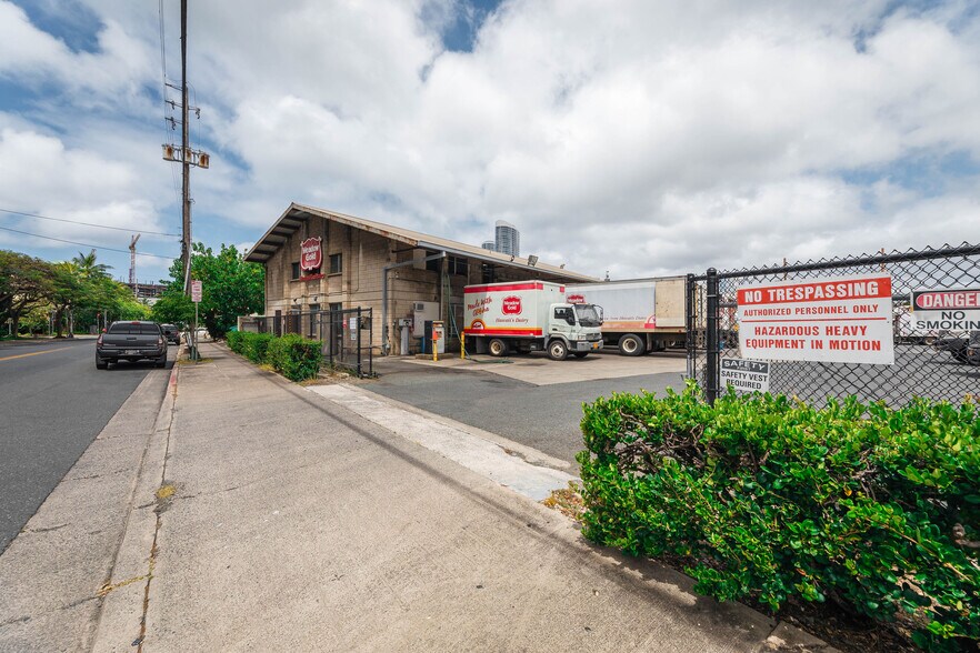 More Photos Of 824 Sheridan St, Honolulu Warehouse For Lease