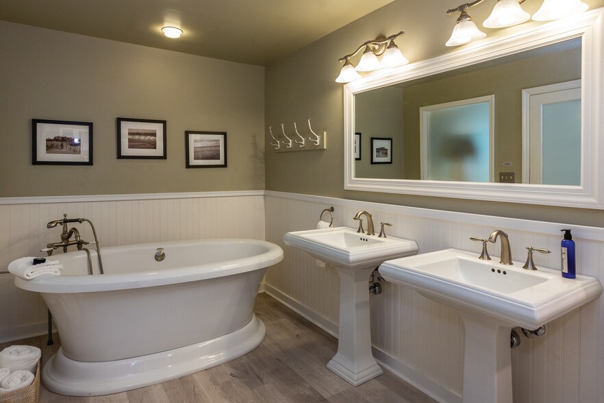 More Photos Of 31 N Main St, East Hampton Hospitality For Sale