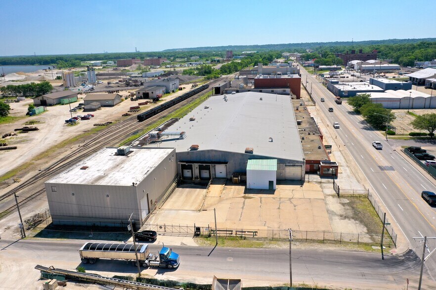 More Photos Of 2400 SW Washington St, Peoria Manufacturing For Sale