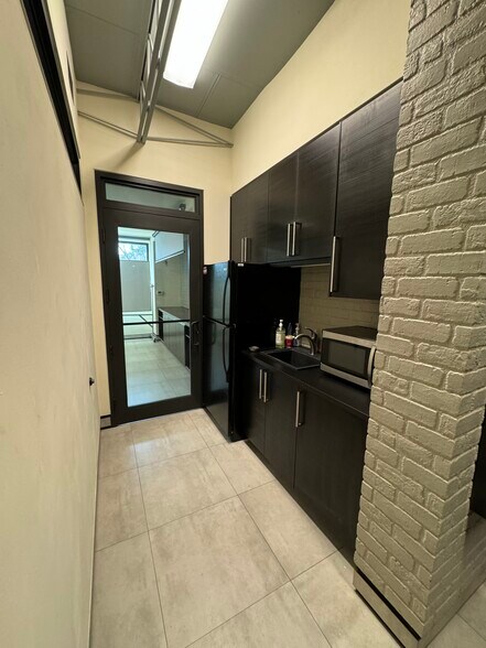 More Photos Of 2216 N 20th Ave, Hollywood Light Manufacturing For Sale