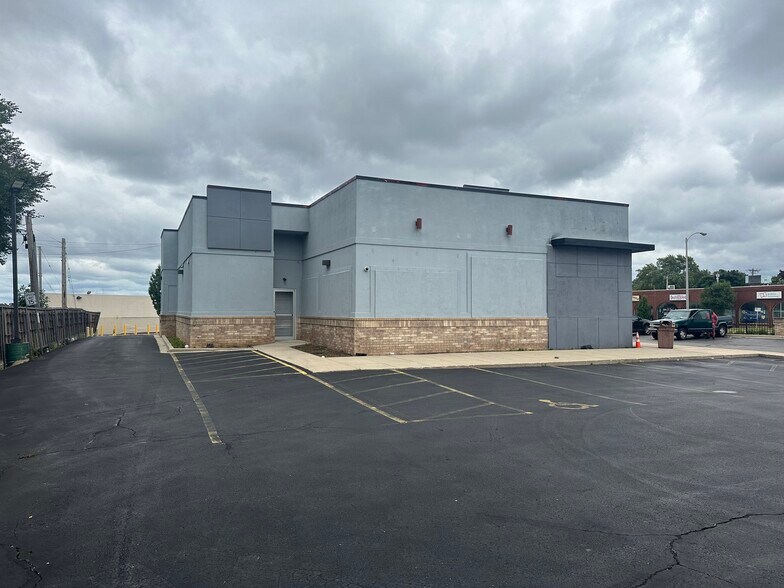 More Photos Of 7822 W Capitol Dr, Milwaukee Storefront For Sale