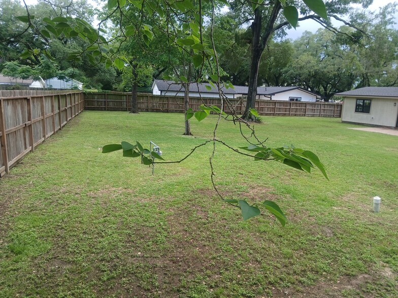 More Photos Of 1506 Avenue D, Katy Office For Sale