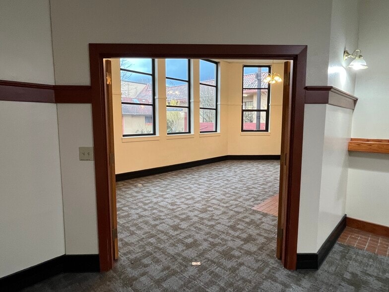 More Photos Of 7688 SW Capitol Hwy, Portland Specialty For Lease