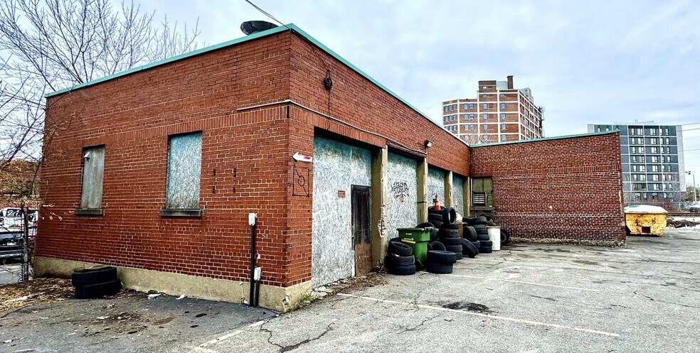 Primary Photo Of 464 Av Beaumont, Montréal Industrial For Lease