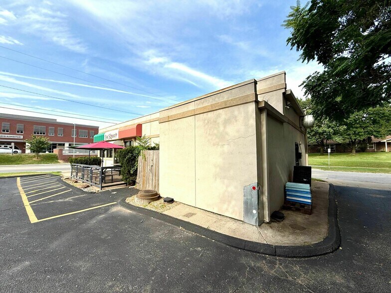More Photos Of 834 E Division St, Springfield Restaurant For Sale