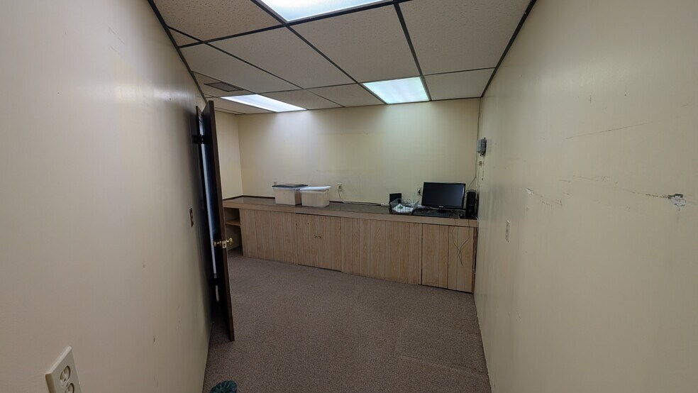 More Photos Of 11 W National Ave, Brazil Office For Sale
