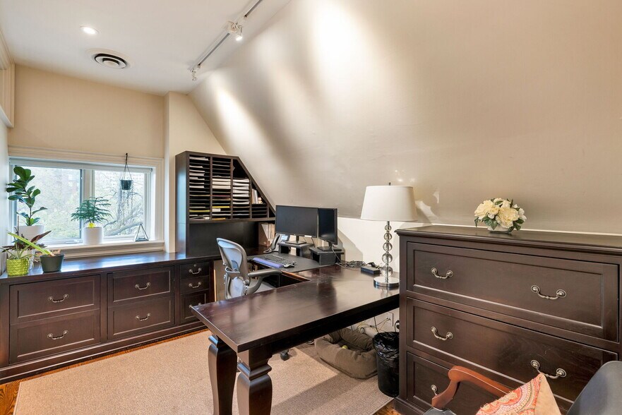 More Photos Of 12 Madison Av, Toronto Office Residential For Sale