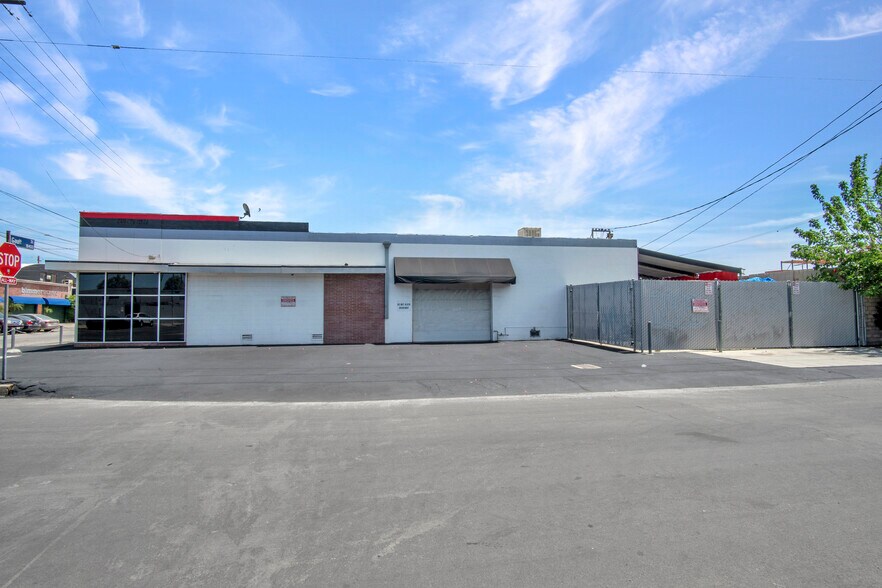 More Photos Of 18422-18428 Gault St, Reseda Warehouse For Lease