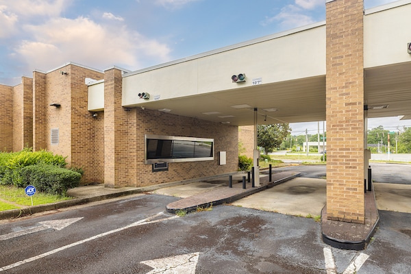 More Photos Of 1749 Gordon Hwy, Augusta Bank For Lease