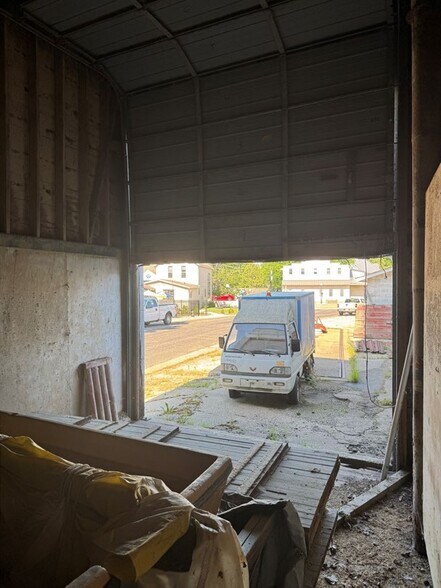 More Photos Of 1009 Mills St, Black Earth Warehouse For Sale