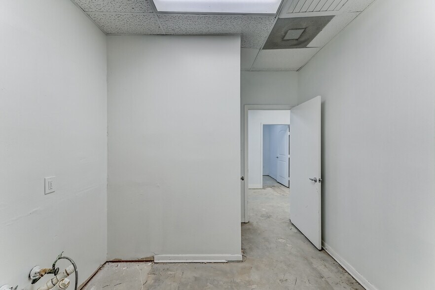 More Photos Of 14721 Pebble Bend Dr, Houston Medical For Lease