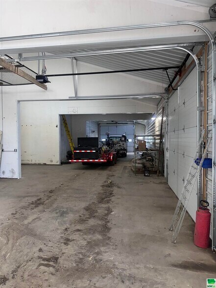 More Photos Of 601 E 10th St, Alton Warehouse For Sale