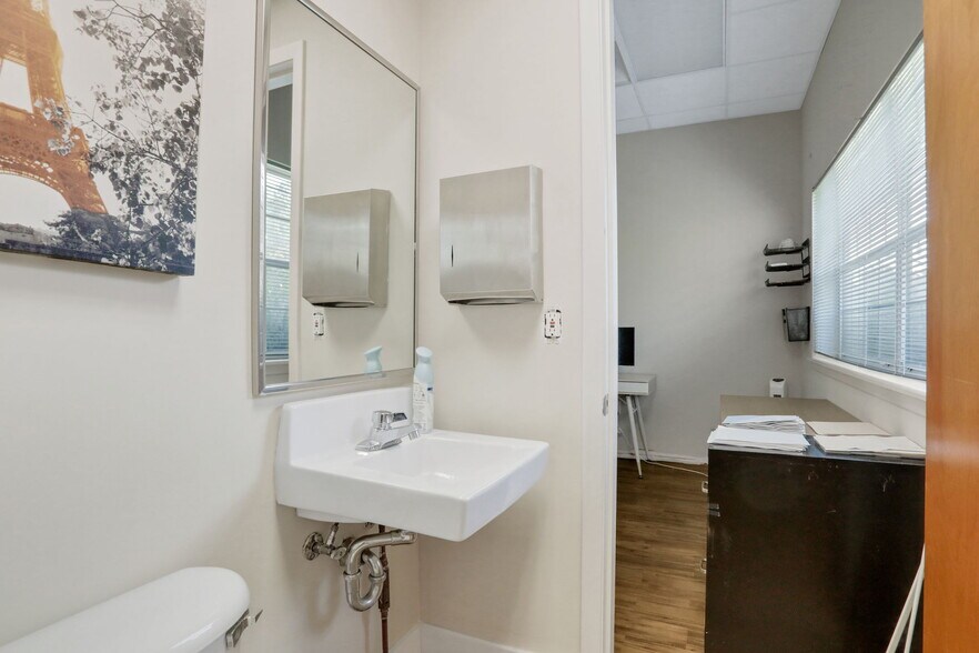 More Photos Of 1540 Business Center Dr, Orange Park Office For Lease