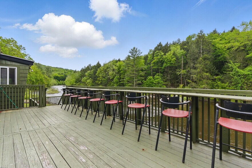 More Photos Of 200 Worthington Rd, Huntington Restaurant For Sale