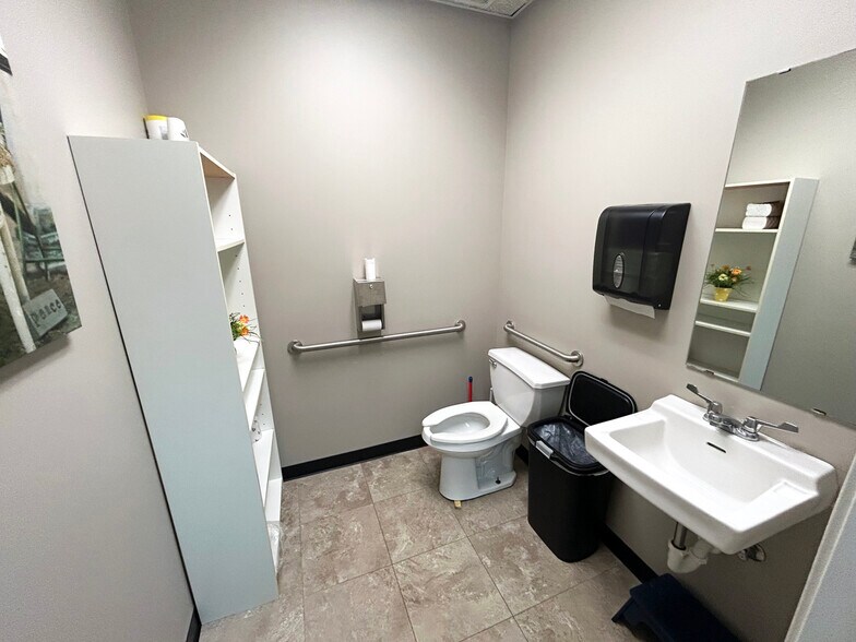 More Photos Of 1721 McIntosh Dr, Bowling Green Office For Sale