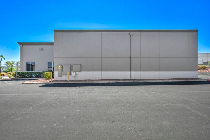 More Photos Of 181 N Gibson Rd, Henderson Warehouse For Sale