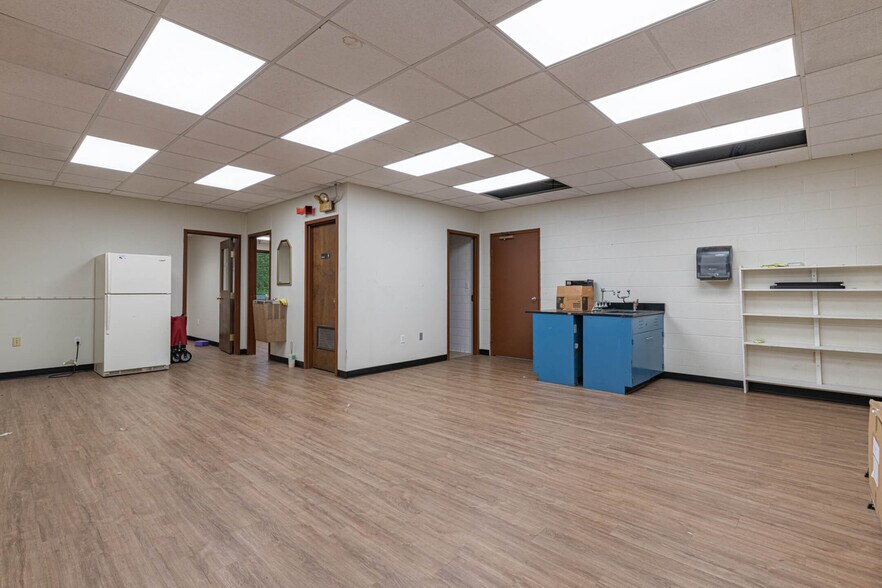 More Photos Of 3020 E River Rd, Moraine Warehouse For Lease