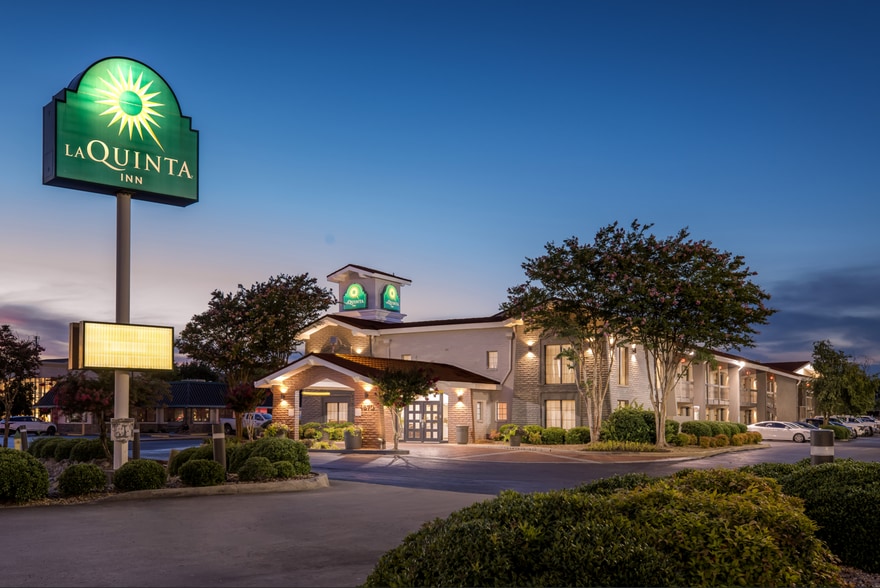 Primary Photo Of 4870 University Dr NW, Huntsville Hotel For Sale